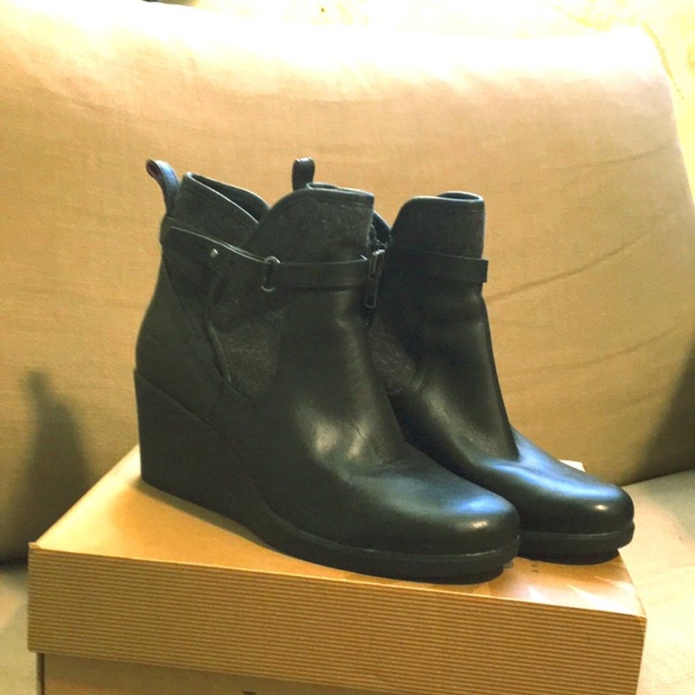 Ugg Emalie Black Leather Wedge Boots Size 6